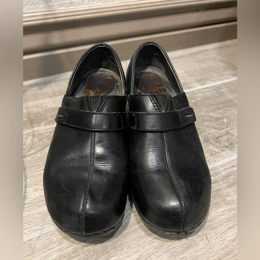 Dansko Solstice black clogs, missing buttons